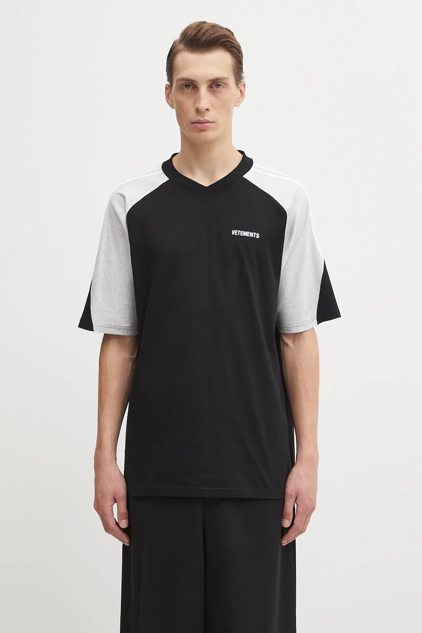 Футболка VETEMENTS VETEMENTS Cut-Up V-Neck T-Shirt чорний | UH76TR265BG