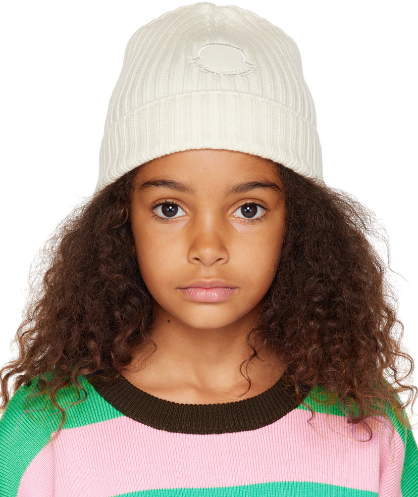 Шапка Moncler Moncler Enfant Kids Ribbed Knit Patch Beanie білий | I29543B00010M1131