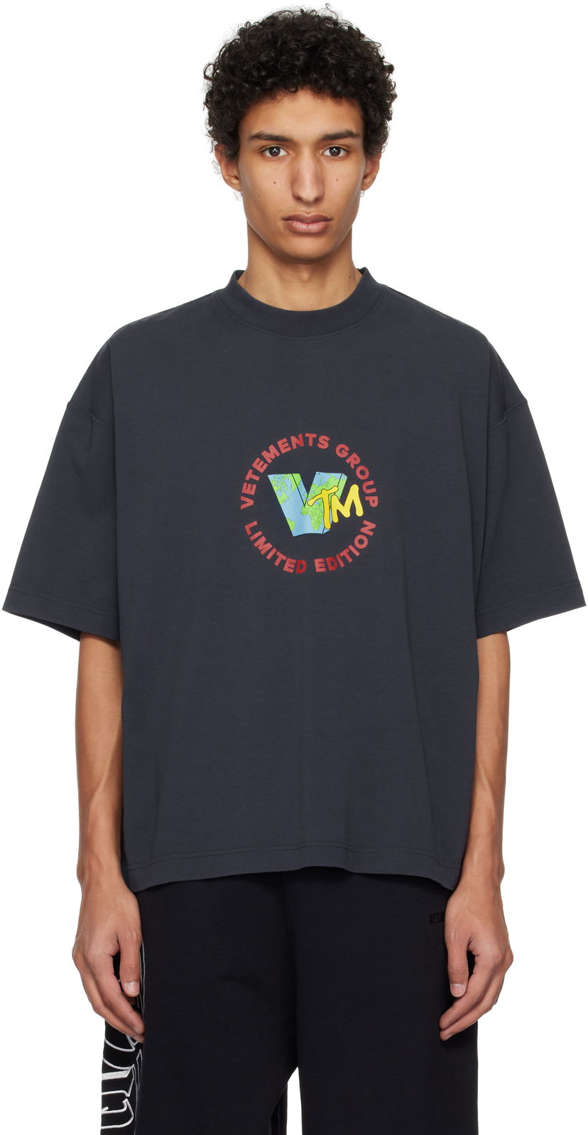 Футболка VETEMENTS VETEMENTS 'VTM' World Cropped Boxy T-Shirt Сірий | UA66TR715N