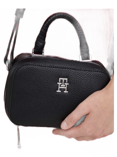 Сумочка Tommy Hilfiger Emblem Small Bag чорний | AW0AW14880