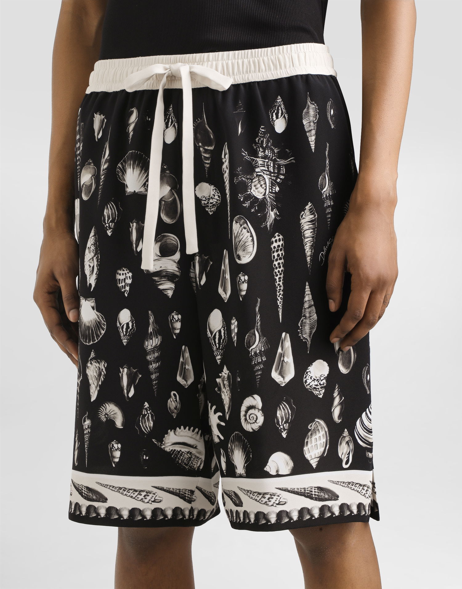 Шорти Dolce & Gabbana Dolce & Gabbana Shell-Print Crêpe Shorts чорний | GV37ATHI1ZFHN5PI, 1