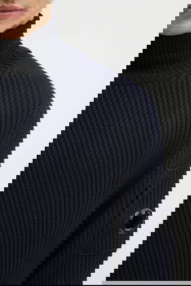 Cветр C.P. Company Ribbed Wool Blend Turtleneck Sweater with Sleeve Pocket темно-синій | 19CMKN220A006595A, 3