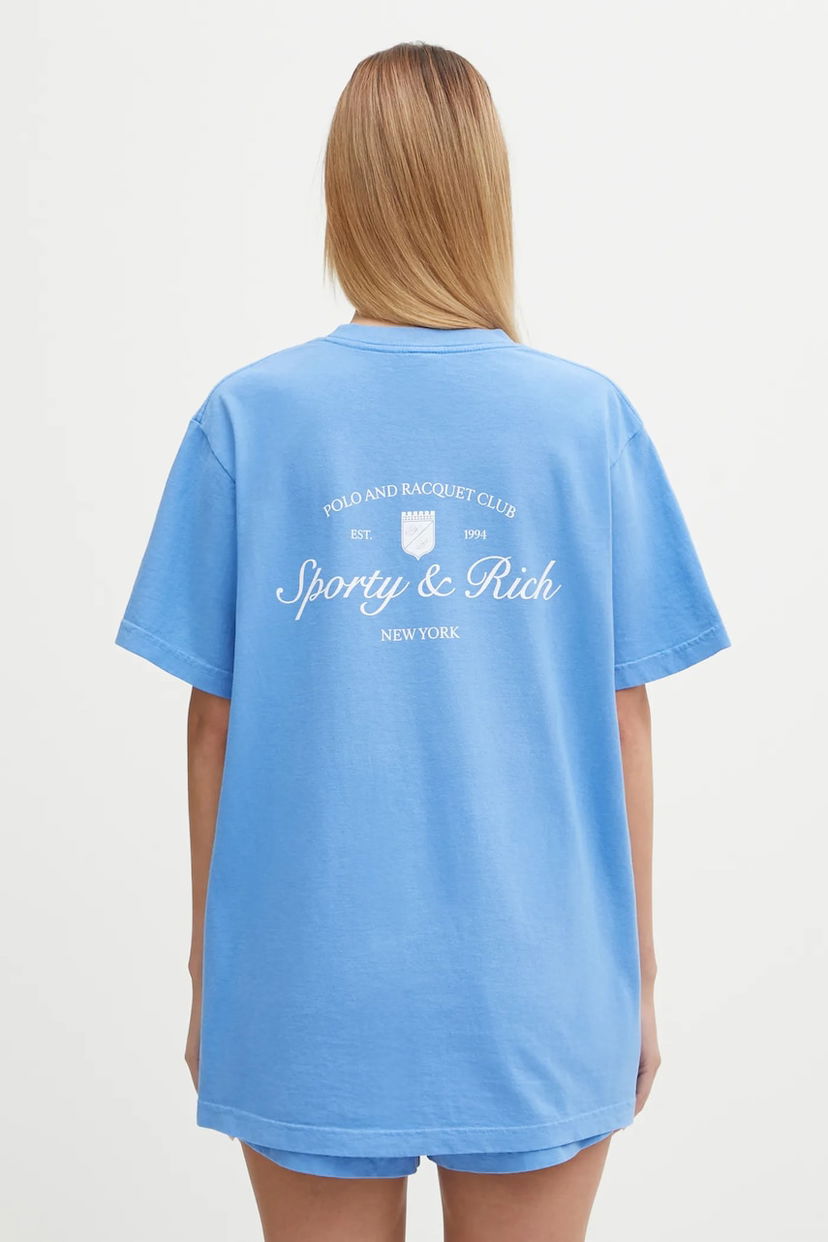 Футболка Sporty & Rich Syracuse T-Shirt with Polo and Racquet Club Sporty & Rich New York Graphic Синій | TO043621306BL102